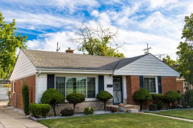 Banliyöde özel konutları var. Banliyö mahallesi. Özel aile mimarisi. Evin dış tarafı. Banliyö bölgesinde özel bir ev. Banliyö ev mimarisi. Özel mülkiyet.