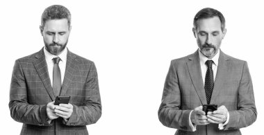 Takım elbiseli iş adamları tarafından çevrimiçi iş mesajlaşması telefonu kullan.