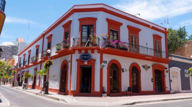Mazatlan, Meksika - 14 Mayıs 2019: Eski şehrin tarihi mimari binası. Seyahat güzergahı. Turistik seyahat yeri. Renkli binaları olan tarihi bir cadde. Turistik sokak renkli mimarisi.