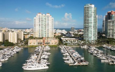 Miami Biscayne Körfezi Florida manzarası. Biscayne Körfezi. Yaz tatili. Lüks Güney Sahili marinası. Miami güney sahili manzaralı. Lüks bir yat limanında. Lüks yaşam tarzı..
