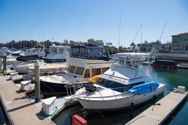 Long Beach, Kaliforniya, ABD - 26 Mart 2023: Tekne ve yat kiralama. Marinada lüks bir tekne. Deniz marinasında yat. Lüks bir yaşam tarzı. Kenetlenmiş gemiler. Tekne gezisi. Yat Kulübü.