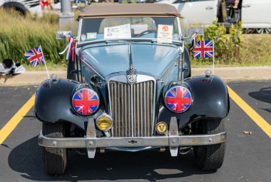 Chicago, Illinois, ABD - 08 Eylül 2024: MG TF spor üstü açık spor araba, ön görüş. Retro mavi spor araba. Üstü açık MG TF araba. Chicago 'da MG TF
