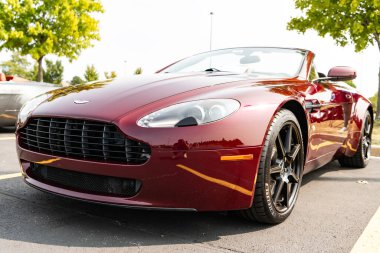 Chicago, Illinois, ABD - 08 Eylül 2024: Aston Martin DB9 Volante coupe, köşe manzaralı. Aston Martin DB9 Volante coupe. Chicago 'da Aston Martin DB9 Volante coupe arabası
