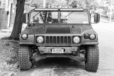 New York City, ABD - 26 Ağustos 2023: Hummer H1 General Motors arazi aracı, ön görüş.