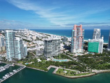Miami 'nin güney sahili. South Beach 'in şehir manzarası. Florida Panoraması. Miami 'nin gökdelen mimarisi. Miami Güney Sahili hava manzarası. Havadan Miami gökdeleni. Lüks bir tatil..