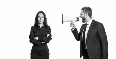 İş çatışması. Hoparlördeki çalışana bağıran işadamı beyazdan izole edilmiş. İş adamının terfi konusunda ortağıyla anlaşmazlığı var. İş adamı anlaşmazlığı çözüyor. Öfke yönetimi.