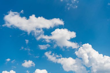 Pofuduk Beyaz Bulutlu Mavi Gökyüzü güneşli bir yaz gününde. Bulutlar - Mavi gökyüzü ve beyaz bulutlar. Arka plan bulutu yazı. Gün batımında gökyüzü bulutsuz. Doğal gökyüzü.