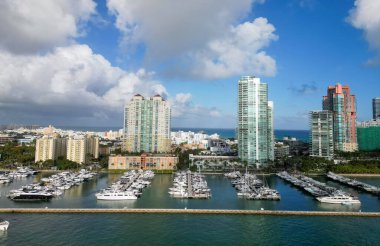 Biscayne Körfezi. Yaz tatili. Lüks Güney Sahili marinası. Miami güney sahili manzaralı. Lüks bir yat limanında. Lüks bir yaşam tarzı. Miami Biscayne Körfezi Florida manzarası. Sahil marinası..
