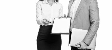 İş adamları analitiği. İş toplantısında sözleşme imzalamak. Başarılı pazarlıklar. Şirket birleşmesi. İş adamları iş sözleşmesi imzalarken beyazlar izole edildi. İş ortaklığı. İmza.