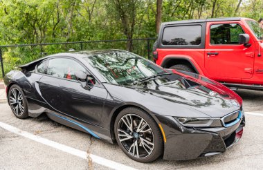 Chicago, Illinois - 29 Eylül 2024: BMW i8 Giga dünya siyah rengi. BMW i8 Giga dünyası caddeye park etmiş. yan görünüm.