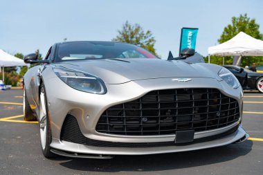 Chicago, Illinois, ABD - 08 Eylül 2024: 2008 Aston Martin DB12 coupe sportscar, back view. Aston Martin V8 DB12 coupe. Chicago 'da Aston Martin V8 DB12 coupe arabası