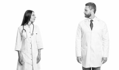 Tıp kliniğinde steteskop kullanan hemşire ve doktor. Stajyer doktorla birlikte hastanede profesyonel terapist. Tıp konsepti. Steteskop kontrolü. Steteskoplu beyaz önlüklü doktor. Kardiyoloji.