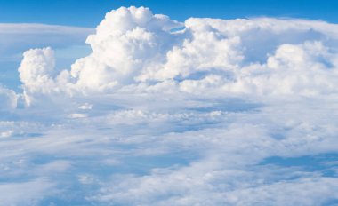 Gökyüzünde bulutlar olan mavi gökyüzü. Bulutlu güzel mavi gökyüzü arkaplanı. Doğal ve bulutlu taze mavi gökyüzü arkaplanı. Mavi gökyüzünde beyaz kabarık bulutlar