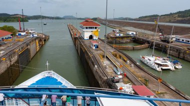 Kolon, Panama - 06 Mayıs 2019 Panama Kanalı 'ndan geçen bir yolcu gemisi. Su yolu taşımacılığı. Panama Kanalı 'ndaki Gatun Gölü' nde bir gemi. Deniz gemisi nakli için su yolu. Ulaşım ve seyahat.