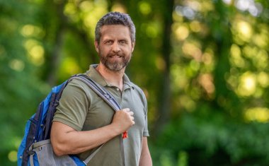 Yaz kampı aktivitesi. Yaz kampı. Kamp macerası. Yürüyüş yaşam tarzı. Kamp alanındaki adam. Piknik zamanı afişi. Ormanda çadırlı piknik yapan bir adam. Yaz günü yürüyüş yapan adam..
