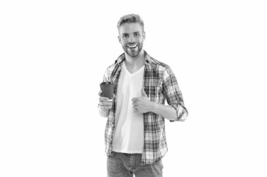 Geçmişinde kahve olan bin yıllık bir adam, başparmağını kaldır. Stüdyoda kahve içen milenyum adamı. Kahveli milenyum adamı fotoğrafı. Kahveli milenyum adamı beyaz üzerine izole edilmiş.