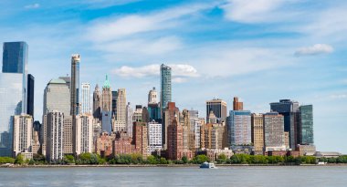 Hudson River, New York 'tan Manhattan manzarası. ABD, New York, Manhattan. Aşağı Manhattan silueti. New York, Birleşik Devletler. Manhattan 'da New York şehrinin silüeti.