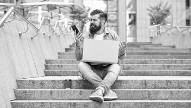 Üzgün adam bahsi kaybetti. Sinirli adam cep telefonuyla bahis sonuçlarını kontrol ediyor. Bahse girmek için dizüstü bilgisayar ve cep telefonu kullanıyor. Mobil cihazda bahis oynuyorum. Mobil uygulamalar üzerine bahis oynuyorum. Kumar..