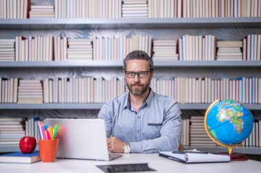 Bilgi güçtür. Öğretmenler günü. Sınıfta üniversite öğretmeni. Online özel ders. Okulda çevrimiçi sınıf. Okul sınıfında online eğitim. Öğretmenim sınıfta. çevrimiçi eğitim.