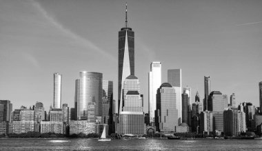 Manhattan silueti. New York şehri, Amerika. New York 'un gökdelen binası. Şehir mimarisi. Manhattan 'ın ortasında Hudson River' da. Metropolitan şehri. Gün doğumunda şehir manzarası. New York şehir merkezi.