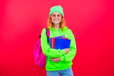 Bilgi ve eğitim. Okul eğitimi. Öğrenci hayatı. Üniversitedeki kız öğrenci. Okula dönelim. Bilgi toplama günü. Üniversitede eğitim. Pembe üzerine izole edilmiş genç bir kız. 1 Eylül. Sınıf projesi.