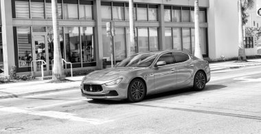 Miami Beach, Florida ABD - 15 Nisan 2021: gümüş Maserati Quattroporte lüks araba, yan görüş.