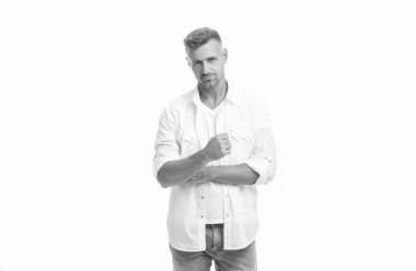 Beyaz arka planda sakallı, olgun, tıraşsız bir adam. Beyaz gömlekli traşsız adam. traşsız erkek tarzı. Traşsız adamın stüdyo fotoğrafı..