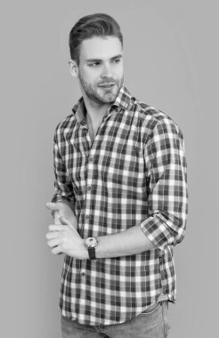 Stüdyo fotoğrafı. Kirli sakalı ve kol saati olan beyaz bir adam. Yakışıklı adam gri arka planda izole edilmiş kol saati takıyor. Adam kol saati takıyor..