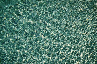 Deniz suyunun turkuaz renk arkaplanı yazın dalgalanmalarla.