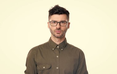 Beyaz arka planda izole edilmiş bir adam portresi. Stüdyoda yönetici portresi. Gözlüklü müdür. yetişkin yönetici yüzü.