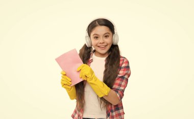 Kız kulaklıkları ve eldiven temizliği. Ev halkını daha neşeli yap. Toz temizliyorum. Temizlik endişeleri yok ediyor. Her şey yerli yerinde. Temizlik malzemeleri. Alerji önleyici temizlik ürünleri. Bırak müzik seni hareket ettirsin..