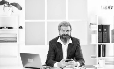 Riskli bir iş. Sakallı patron dizüstü bilgisayarla oturuyor. Yönetici sorunları çözüyor. Standartları yükseltmek. Borsa. Ofis personeli konsepti. Ofis rutini. İş çözümlerinden sorumlu iş adamı.