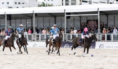Miami Plajı, ABD-17 Kasım. 2024: Polo oyuncuları Dünya Polo Ligi Plajı 'nda oynuyorlar. Miami Beach, FL 'deki atların polo oyuncuları.
