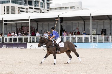 Miami Plajı, ABD-17 Kasım. 2024: Polo oyuncuları Dünya Polo Ligi Plajı 'nda oynuyorlar. Miami Beach, FL 'deki atların polo oyuncuları.