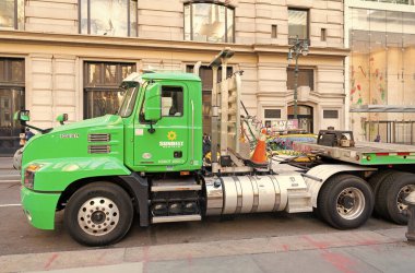 New York City, ABD - 26 Mart 2024: Mack kamyon basınç yıkama servisi açık hava, yan görüş.