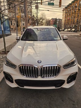 New York City, ABD - 10 Şubat 2019 BMW X5 SUV beyaz araba, ön görüş açısı.