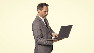 Uzaktan kumandalı çalışıyor. İş blogu başarısı. Beyazda izole edilmiş dizüstü bilgisayar kullanan bir iş adamı. Çevrimiçi çalışan serbest çalışan biri. Adamın online blogu var. Ofisinde dizüstü bilgisayarı olan takım elbiseli iş adamı..