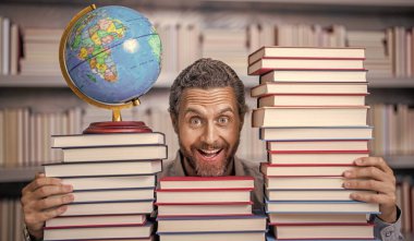 Okul edebiyat eğitimi. Sınıftaki inek adam. Okul kütüphanesinde kitap kurdu. Eğitim ve bilgi. Sınıftaki erkek öğretmen. Okul eğitimi. Ders kitabı olan inek bir adam. Zevk için okumak.