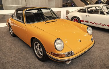 New York City, ABD - 27 Mart 2024: 1968 Porsche 912 New York Uluslararası Otomobil Fuarı, ön köşe manzaralı.
