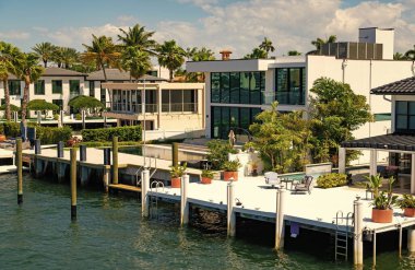 Tropik cennet tatil beldesinde yaz tatili. Yatı olan lüks bir yazlık villa. Yaz cennetinde tatil. Yazın lüks bir tatil köyü. Florida 'nın tropikal körfezine git. Uzak egzotik varış yeri.