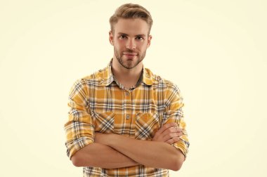 Kafkasyalı sıradan bir adam. Kareli tişörtlü adam beyazda izole edilmiş. Şık saç stili olan şık bir adam. Moda erkek tarzı. Normal erkek stili. Yüz portresi. Yakışıklı ve kendinden emin..