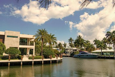 Villa ile birlikte denizde geçirdiğimiz yaz tatilinin tadını çıkarıyorum. Bir sürat teknesiyle yaz tatili. Yaz tatili. Yat teknesi. Lüks bir yatta yaz tatili. Yaz tatili.