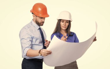 Denetleyici meslektaşlar. Yardımcı teftiş için mühendis müdürü. Mühendislik teftiş amiri beyazları izole etti. Ofisteki amirler teftiş ediyor. Proje detayları. Profesyonel tavsiye..