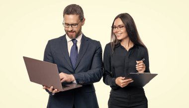 Başarılı pazarlıklar. Şirket birleşmesi. İş sözleşmesi imzalayan iş adamları izole edildi. İş ortaklığı. İş adamları analitiği. İş toplantısında sözleşme imzalamak. Yasal belge.