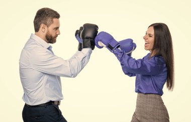 İki iş adamı iş anlaşmazlığını çözüyor. İş ofisinde tartışıyorlar. Meslektaşlar arasında tartışma. İş çatışması. Beyazlara izole edilmiş boks eldivenli iş adamları. Yüz yüze..