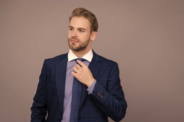 Takım elbiseli iş adamı griyi izole etti. Başarılı ve profesyonel iş adamı. İş adamı portresi. Başarılı bir iş. Girişimcinin başarısı. Ofis müdürü. Başarılı erteleyici.