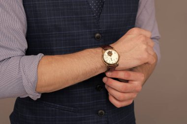 Erkek moda aksesuarı. Eli kollu bir adam. Kol saatini gösteren bir adam. Zaman dakikliği. Lüks kol saati olan adamlar. Lüks kol saati. Erkekler için moda aksesuar.