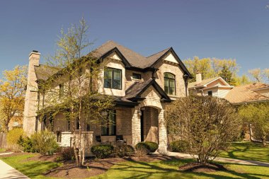 Banliyö kır evi mimarisi. Modern banliyö evi. Açık alanda bir apartman. Mahalledeki banliyö yazlık evi. Banliyö yazlık evi. Banliyö sokağı.