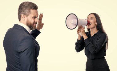 İş çatışması. İşkadını, çalışana hoparlörle bağırıyor. Haksız yere suçlamak. İş ortaklarının terfi konusunda anlaşmazlıkları var. Çatışmaları çözen iş adamları. Rekabet kavramı.