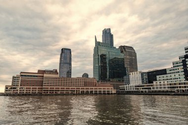 New York, Jersey City, ABD - 21 Aralık 2023: Hyatt Regency Jersey Şehri Hudson 'da gökdeleni ve gökdeleniyle birlikte. Modern şehir.
